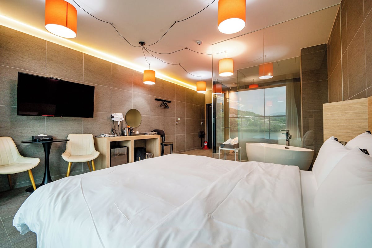 Deluxe | Desk, laptop workspace, blackout curtains, free WiFi