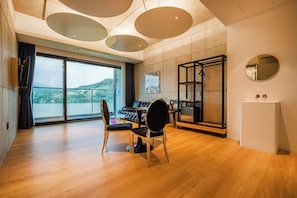 Superior Suite, Balcony, Lake View | Living area