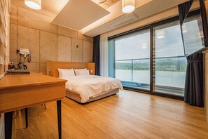 Escritorio, espacio para trabajar con laptop y cortinas blackout 