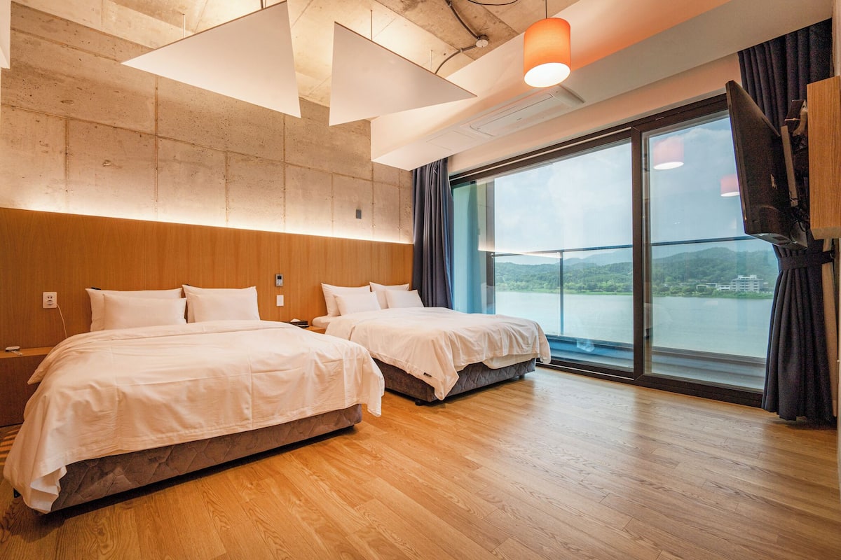 Suite Twin | Desk, laptop workspace, blackout curtains, free WiFi