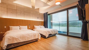 Habitaciรณn superior con 2 camas individuales, balcรณn, vista al lago | 1 habitaciรณn, escritorio y espacio para trabajar con laptop