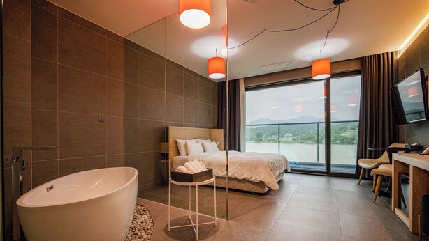 Deluxe | Living area | TV - the line hotel (Yangpyeong)