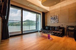 Superior Suite, Balcony, Lake View | Living area