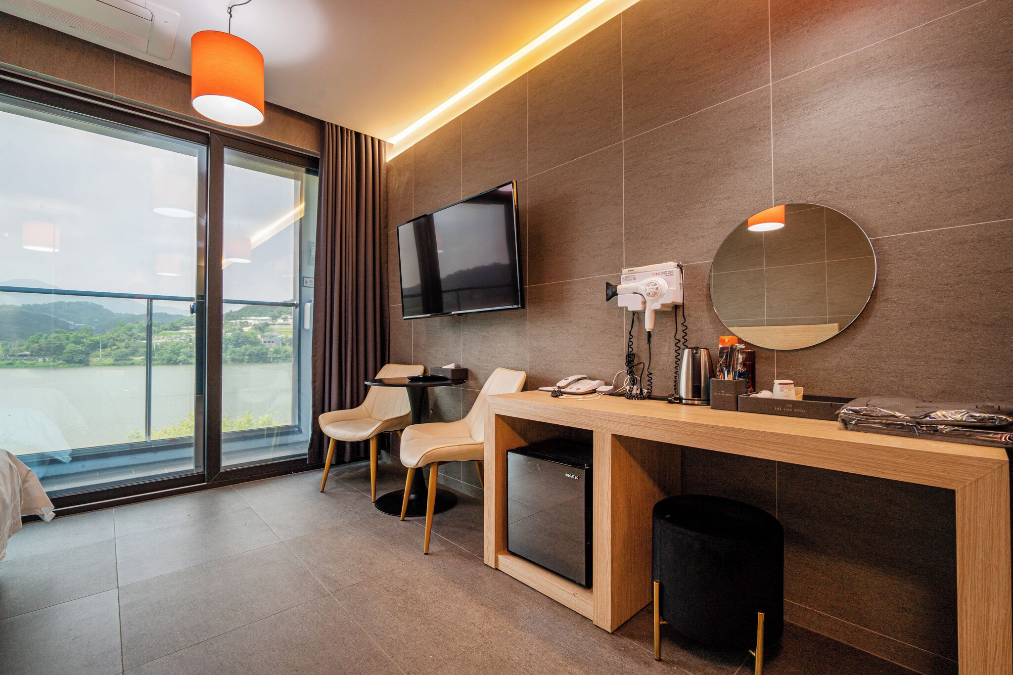 Chambre Standard, balcon, vue lac | Coin séjour