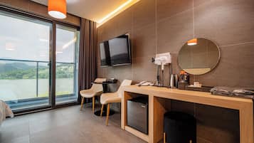 Chambre Standard, balcon, vue lac | Coin séjour