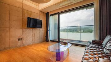 Suite Supérieure, balcon, vue lac | Coin séjour