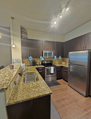 Microwave, oven, stovetop, dishwasher - Cozy 1-bedroom apartment  6 minutes from downtown. (Dallas)