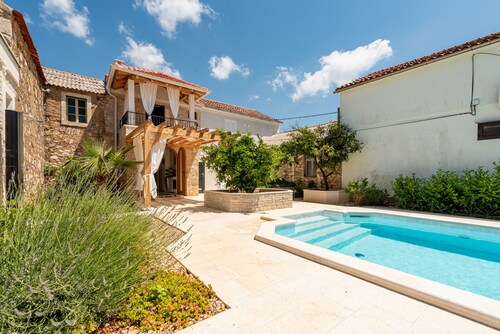 Studio Apartment Varos with shared pool