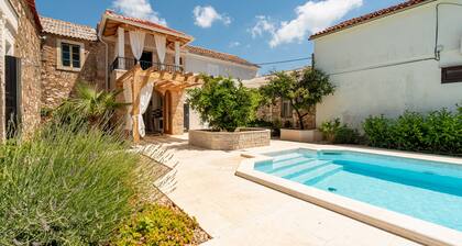 Studio Apartment Varos with shared pool