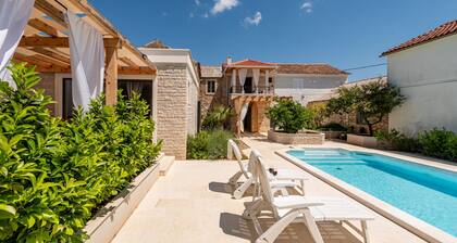 Studio Apartment Varos with shared pool