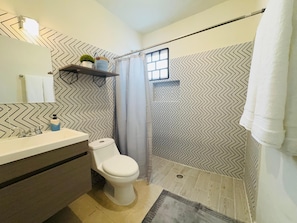 Serviettes fournies, savon, papier toilette