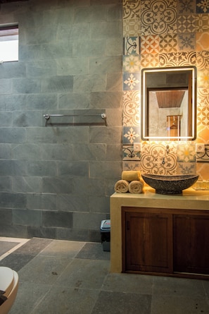 Romantische Villa, 1 Schlafzimmer, Poolblick | Badezimmer | Dusche, kostenlose Toilettenartikel, Handtücher, Seife