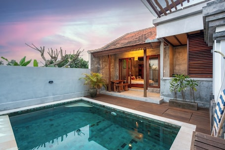 Una piscina al aire libre. Om Villas Kedungu