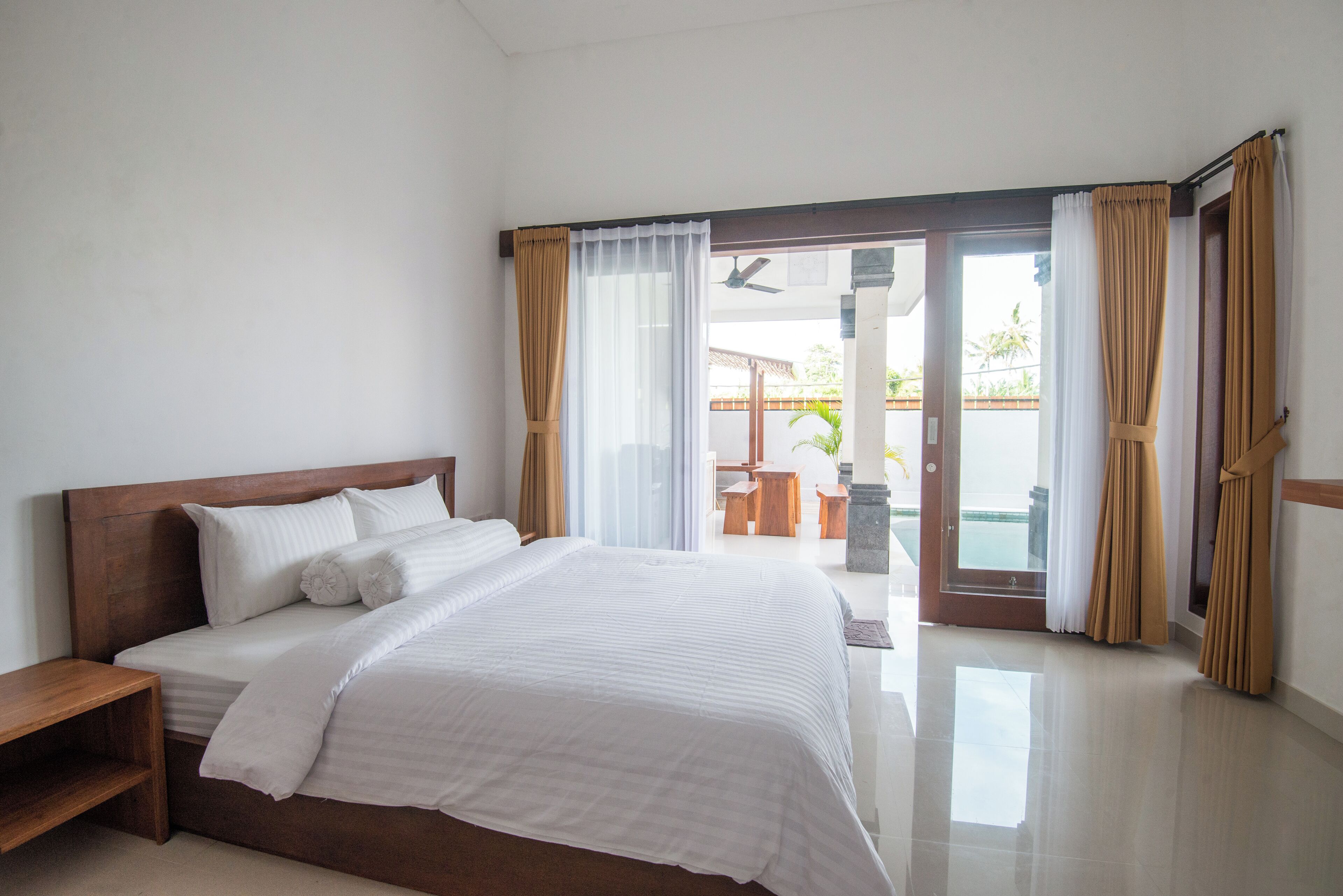 Villa romántica, 1 habitación, vistas a la piscina | 1 dormitorio, ropa de cama de alta calidad, minibar y escritorio