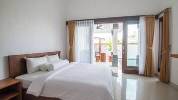 Villa romántica, 1 habitación, vistas a la piscina | 1 dormitorio, ropa de cama de alta calidad, minibar y escritorio