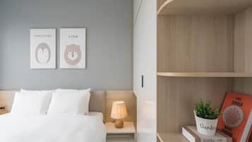 Apartamento, 1 quarto, sacada, vista para a cidade | Cortinas blackout, quartos à prova de som, ferros/tábuas de passar roupa