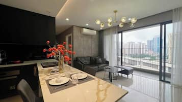 Departamento, 3 habitaciones, balcón, vista a la ciudad | Área de sala de estar