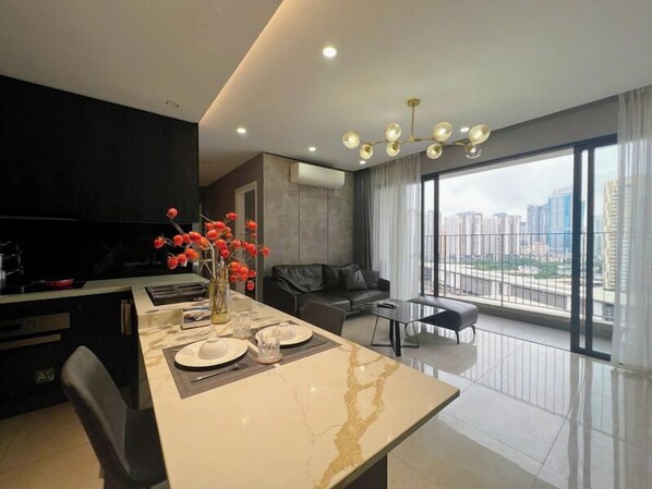 Apartment, 3 Bedrooms, Balcony, City View | Living area