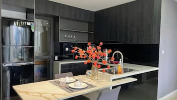 Apartamento, 3 quartos, sacada, vista para a cidade | Cozinha privada