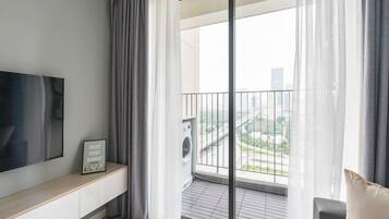 Apartment, 1 Bedroom, Balcony, City View | Living area