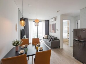 Apartment, 1 Bedroom, Balcony, City View | Living area