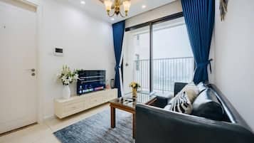 Departamento, 2 habitaciones, balcón, vista a la ciudad | Área de sala de estar