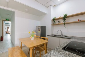 Apartamento superior, 3 habitaciones, vistas a la ciudad | Cocina privada | Hervidor eléctrico