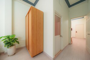 Apartament superior, 2 dormitoris, balcó, vistes a la ciutat | 3 dormitoris, cortines opaques i planxa i posts de planxar