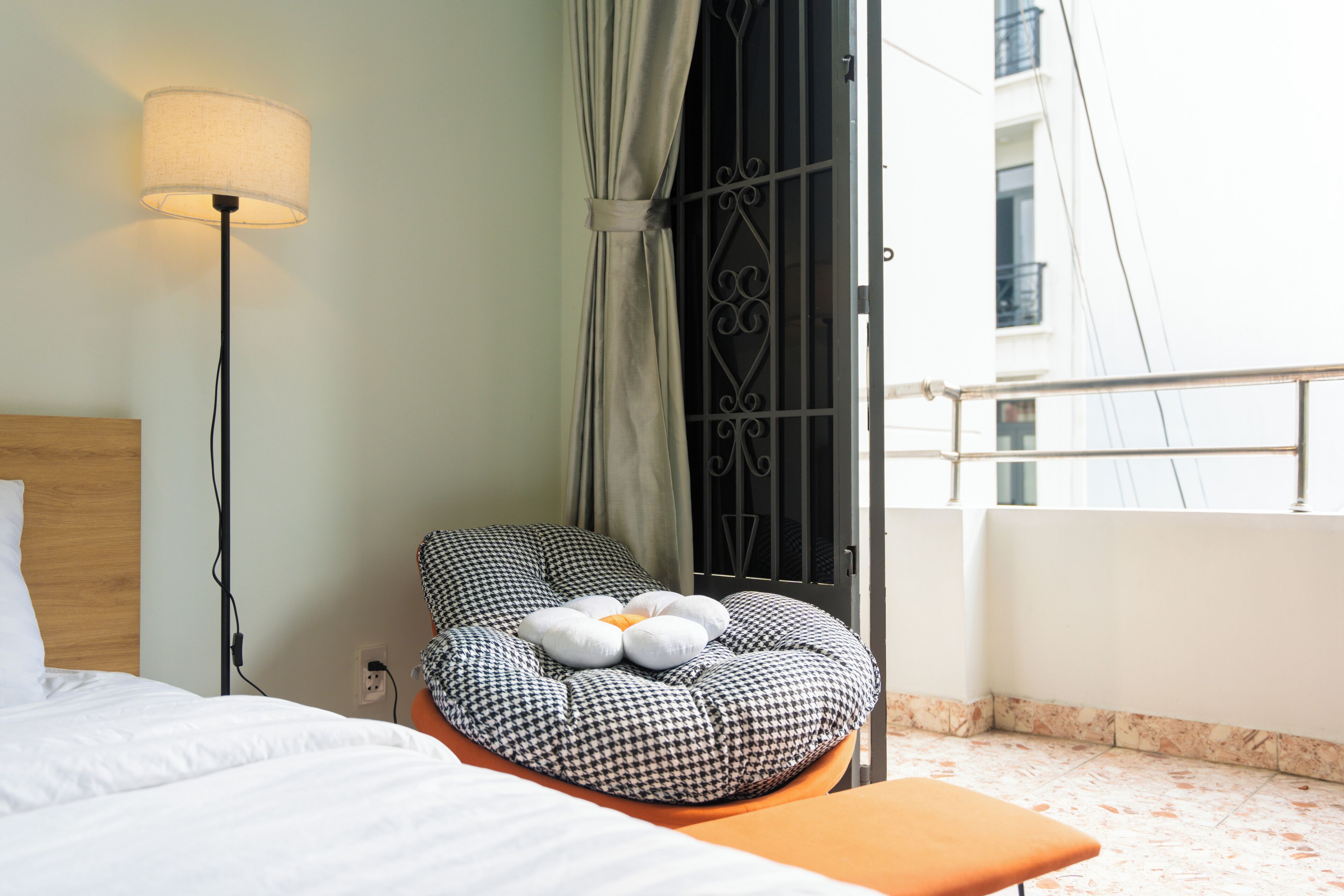 Quarto casal superior, sacada, vista para a cidade | Cortinas blackout, ferros/tábuas de passar roupa, Wi-Fi de cortesia