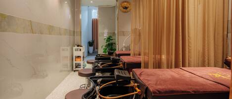 Une salle de bain moderne avec des murs en marbre, une horloge et un miroir.