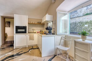 Kühlschrank, Ofen, Herdplatte, Kochgeschirr/Geschirr/Besteck