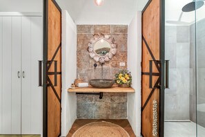 Shower, hair dryer, towels