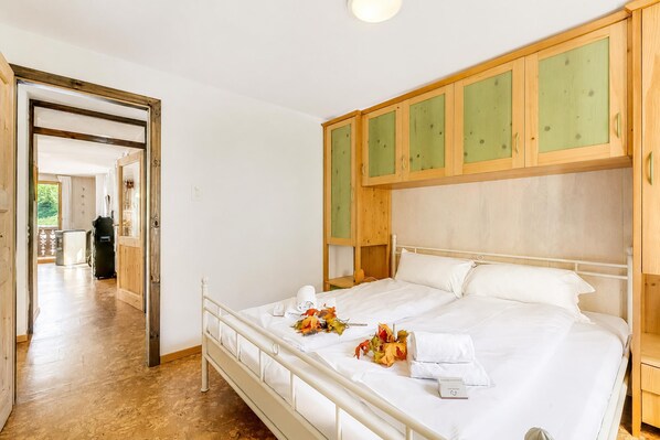 1 bedroom, bed sheets