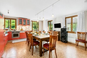 Coffee/tea maker, fridge, microwave, oven