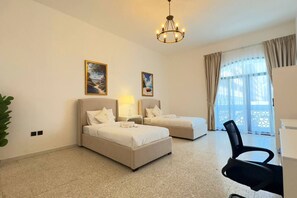 5 slaapkamers, een bureau, een strijkplank/strijkijzer, reisbedje