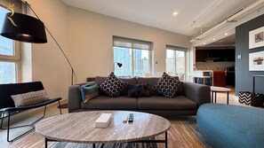 TV - Al Reem Retreat: Stylish 2BR with Gym & Parking (Abu Dhabi)