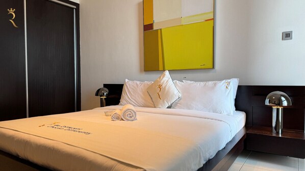 2 habitaciones, escritorio y tabla de planchar con plancha 