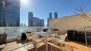Outdoor dining - Al Reem Retreat: Stylish 2BR with Gym & Parking (Abu Dhabi)