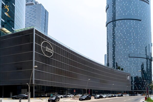 Un bâtiment moderne dont la façade est ornée d’une enseigne bien visible indiquant « Skins Boutique ».