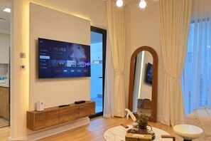 4 makuuhuonetta, työpöytä, silitysrauta/-lauta, vauvan matkasänky