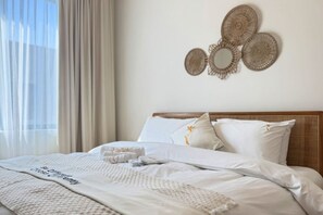 4 chambres, bureau, fer et planche à repasser, lit de bébé portatif