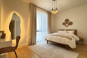 4 slaapkamers, een bureau, een strijkplank/strijkijzer, reisbedje