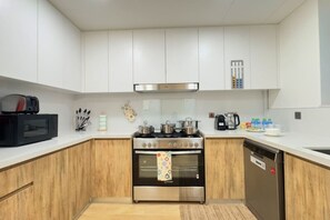 Een koelkast, een oven, een kookplaat, een koffiezetapparaat/waterkoker