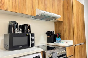 Wasserkocher mit Kaffee-/Teezubehör, Kühlschrank, Mikrowelle, Ofen