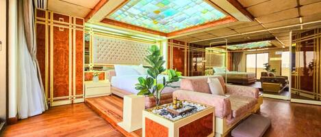 4 habitaciones, escritorio y tabla de planchar con plancha