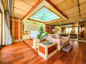 4 slaapkamers, een bureau, een strijkplank/strijkijzer, reisbedje