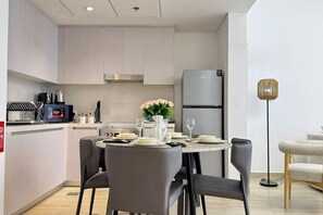 Réfrigérateur, micro-ondes, four, plaque de cuisson