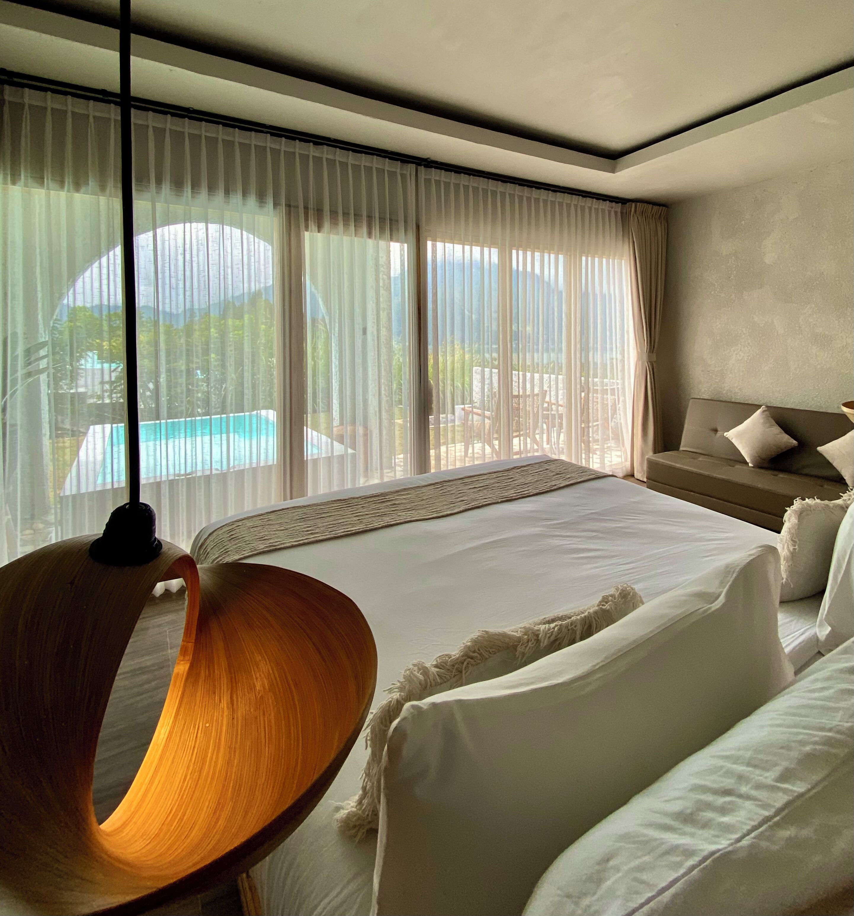 Habitación panorámica, acceso a la piscina, vistas al lago | Camas supletorias y ropa de cama