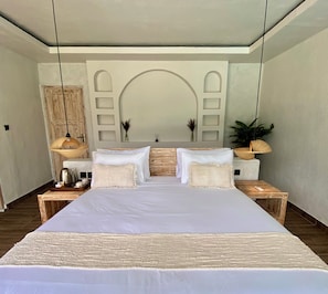 Habitación panorámica, acceso a la piscina, vistas al lago | Camas supletorias y ropa de cama