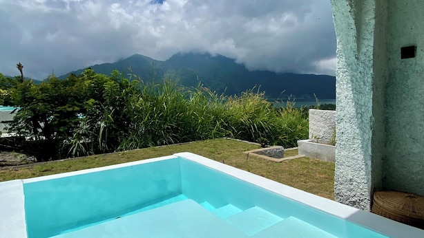 A swimming pool with a view of mountains and clouds. - Cinze Villas and Hot Spring (Kintamani)